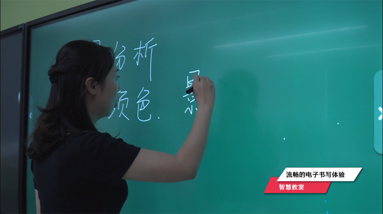 尊龙时凯黄淮学院智慧教室：智能交互平板电子书写体验